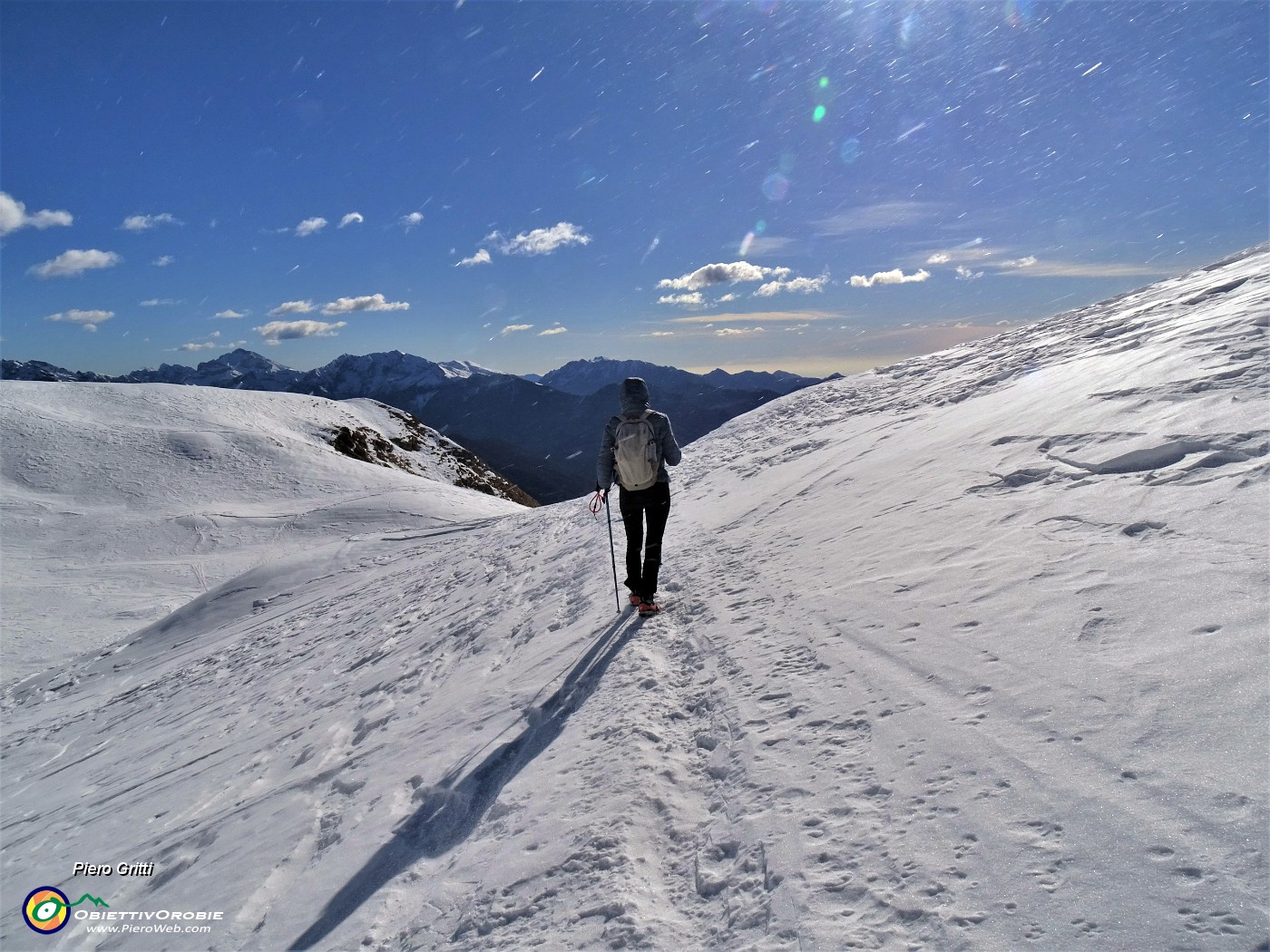 47 Da cima Monte Avaro rientriamo al colletto spazzati da forti raffiche di vento.JPG -                                